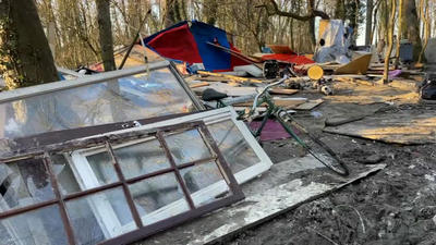 Val-d’Oise : 200 Habitants Réunis Par Le Maire Détruisent Un Camp De ...